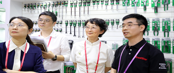 中國(guó)對(duì)外貿(mào)易中心主任朱詠一行蒞臨巨星科技廣交會(huì)展位參觀調(diào)研